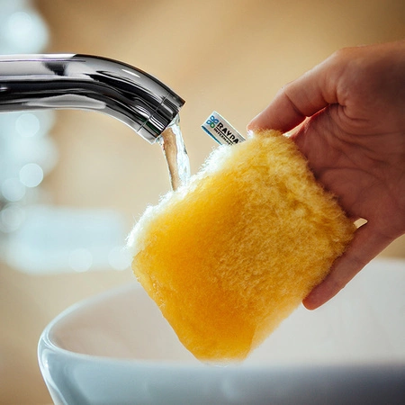 Face Cleaner Raypath zwilżany wodą nad umywalką
