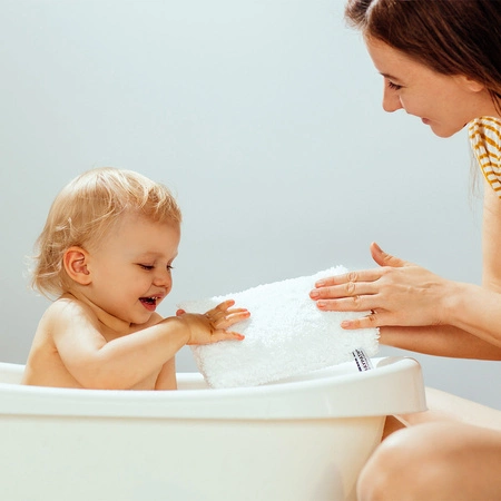Mama myje dziecko w wanience białą rękawicą Body Glove Raypath